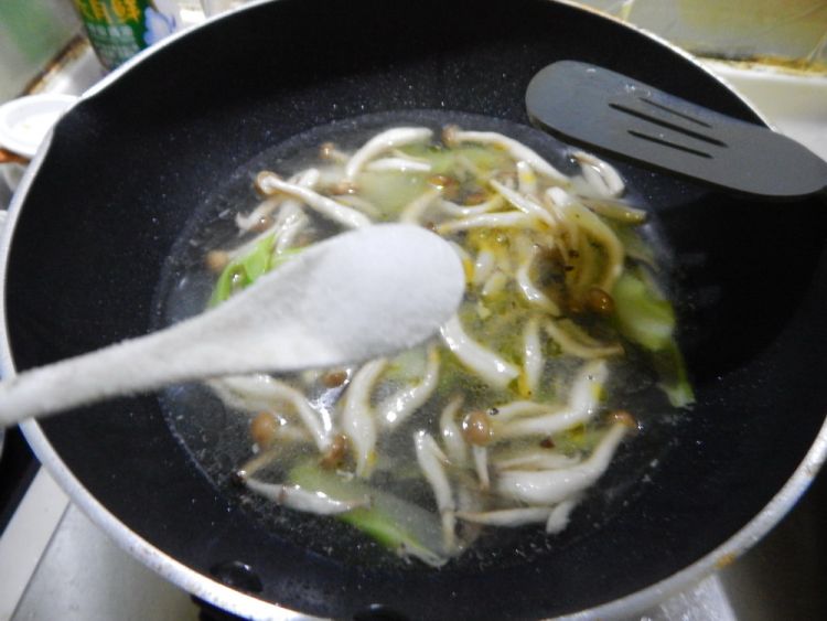 西兰花蟹味菇汤步骤6