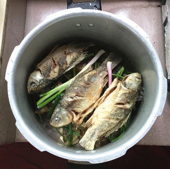 酥骨鲫鱼步骤9