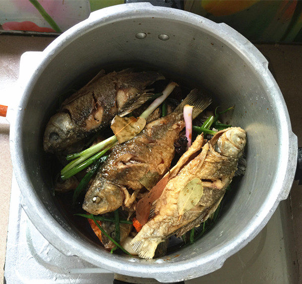 酥骨鲫鱼步骤10