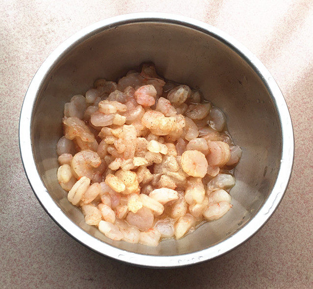 碗豆米炒虾仁步骤2