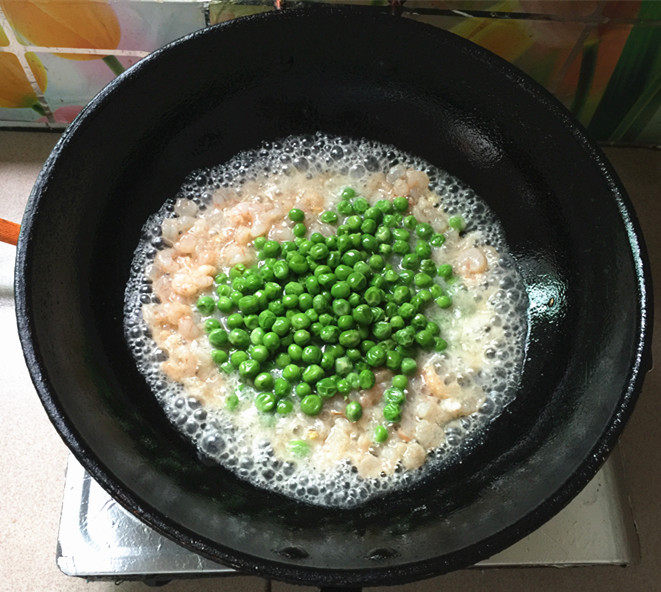 碗豆米炒虾仁步骤7