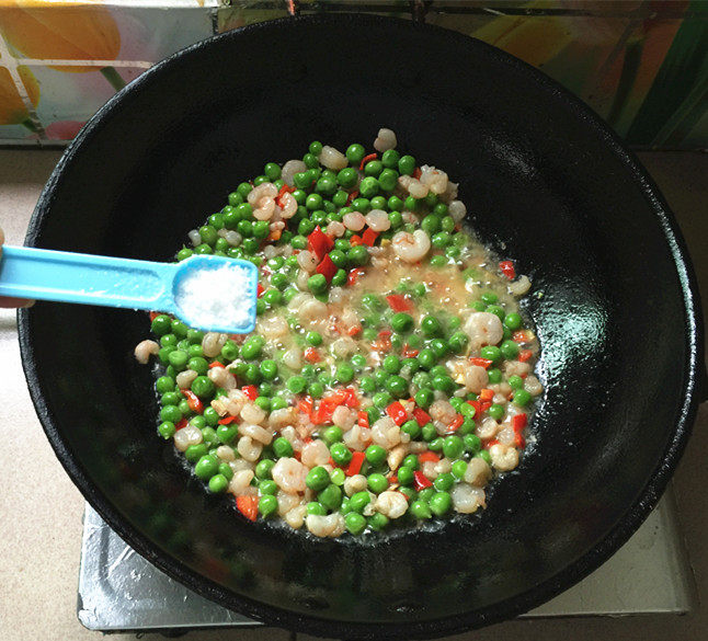 碗豆米炒虾仁步骤9