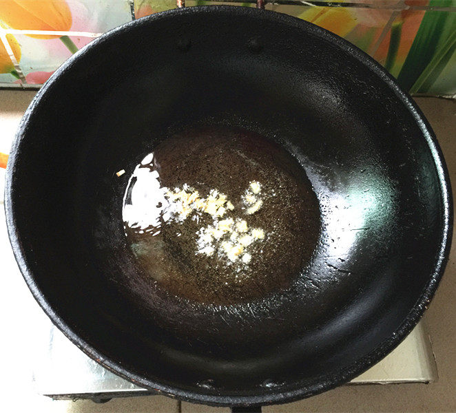 碗豆米炒虾仁步骤5
