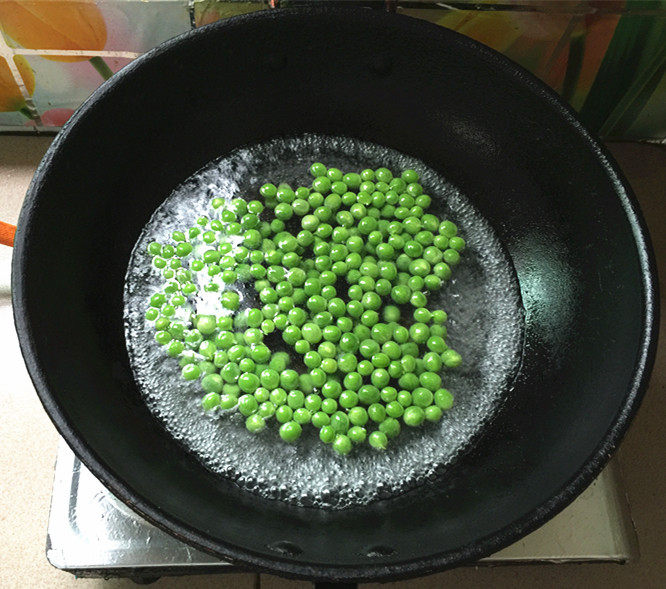 碗豆米炒虾仁步骤4