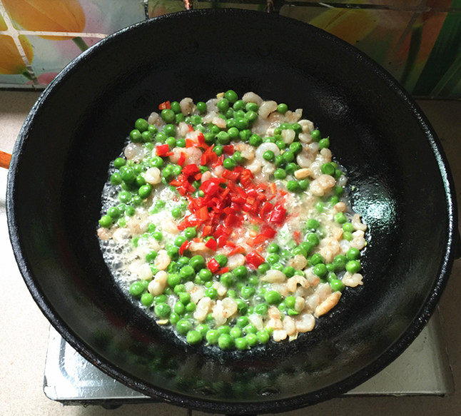 碗豆米炒虾仁步骤8