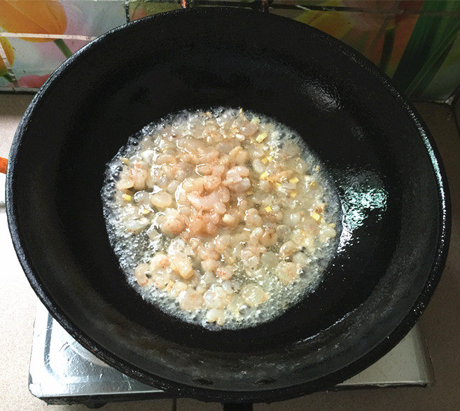 碗豆米炒虾仁步骤6