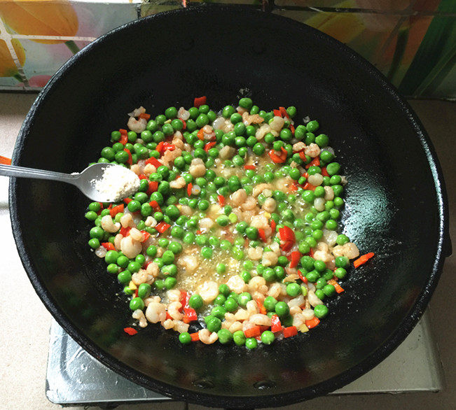 碗豆米炒虾仁步骤10