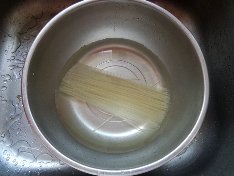 鲜虾米粉步骤2