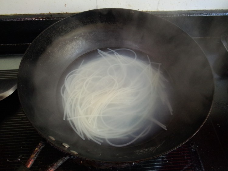 鲜虾米粉步骤7