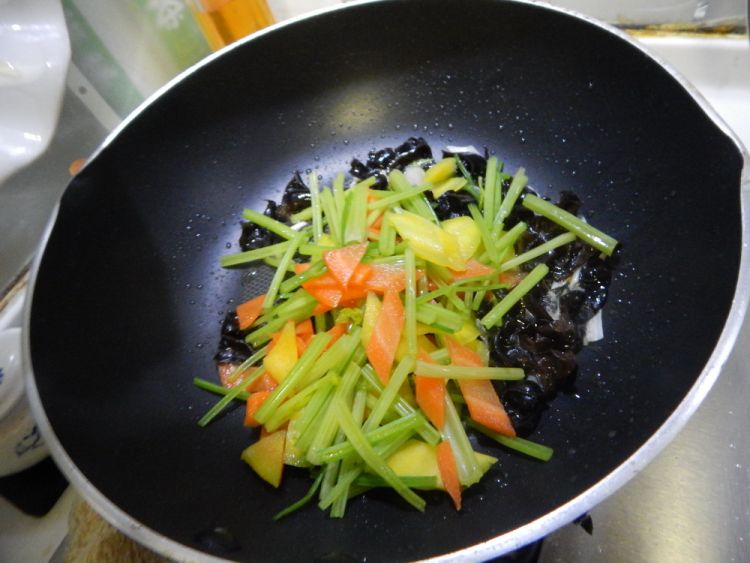 芹菜炒火腿步骤5