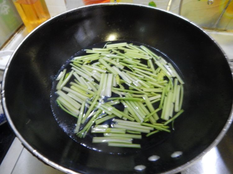 芹菜炒火腿步骤1