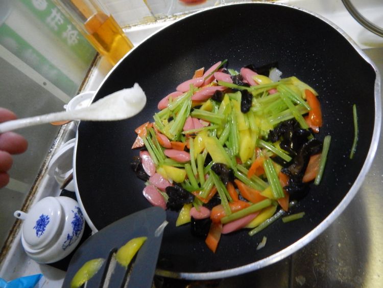 芹菜炒火腿步骤8
