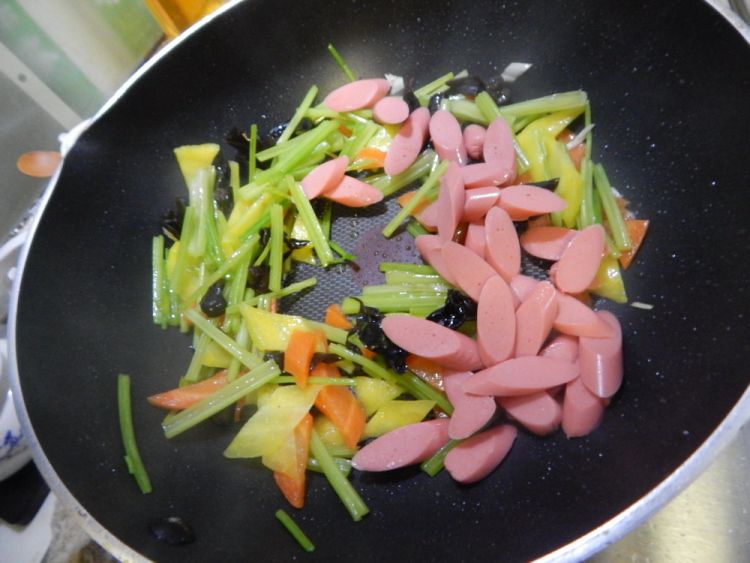芹菜炒火腿步骤6