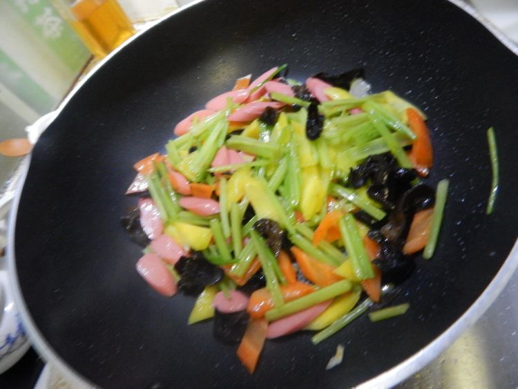 芹菜炒火腿步骤7