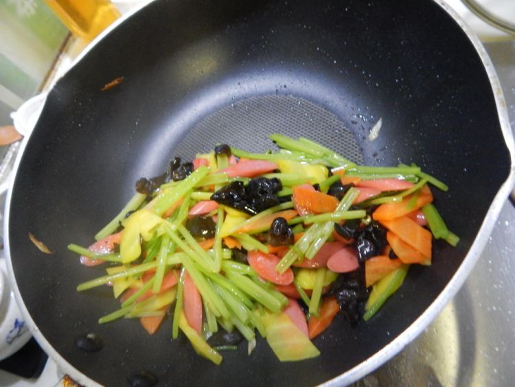 芹菜炒火腿步骤9