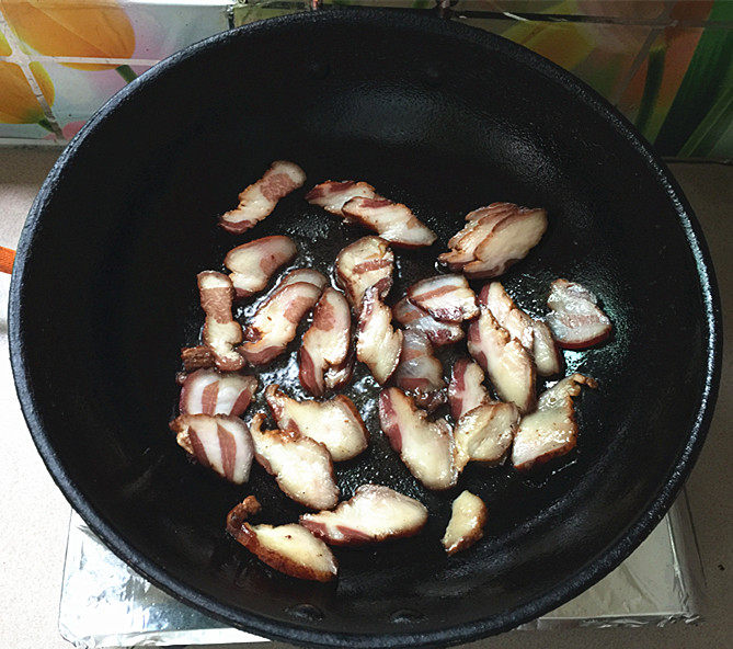 五花腊肉炒荞头步骤4