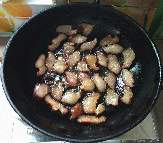 五花腊肉炒荞头步骤5