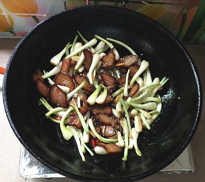 五花腊肉炒荞头步骤10