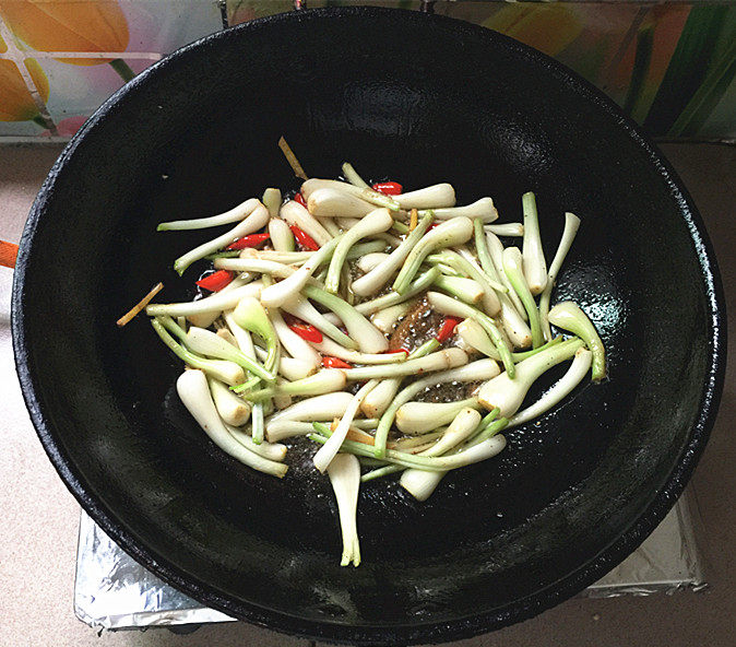 五花腊肉炒荞头步骤8