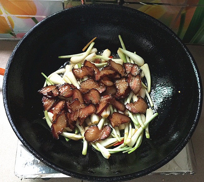 五花腊肉炒荞头步骤9