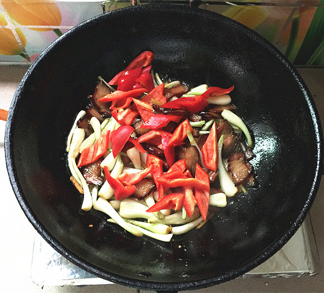 五花腊肉炒荞头步骤12