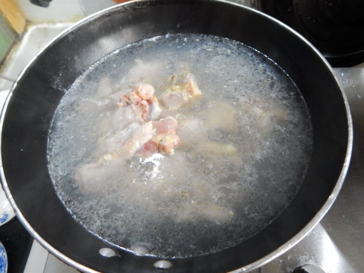 胡萝卜烧鸡块步骤2
