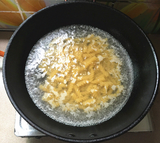 腊肠鸡蛋炒意面步骤2