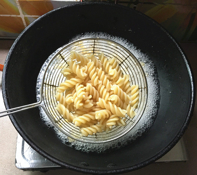 腊肠鸡蛋炒意面步骤5
