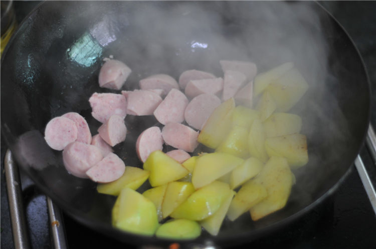 火腿土豆焖饭步骤4