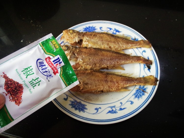 椒盐小黄鱼步骤7