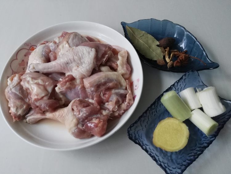 鸭腿炖香菇藕丁步骤1