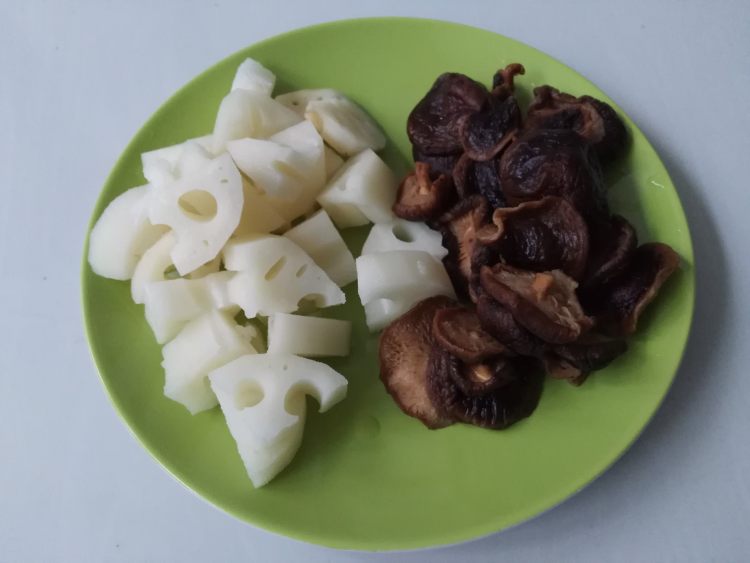 鸭腿炖香菇藕丁步骤4