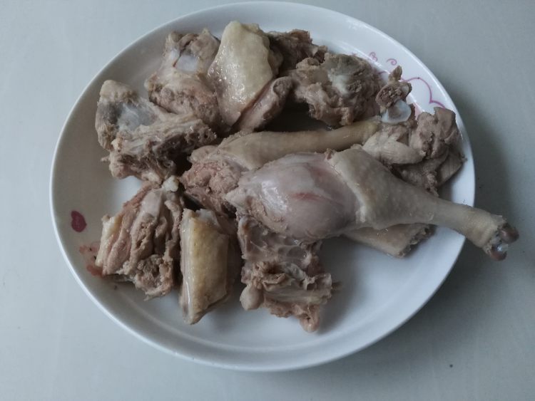 鸭腿炖香菇藕丁步骤3