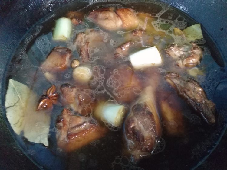 鸭腿炖香菇藕丁步骤7