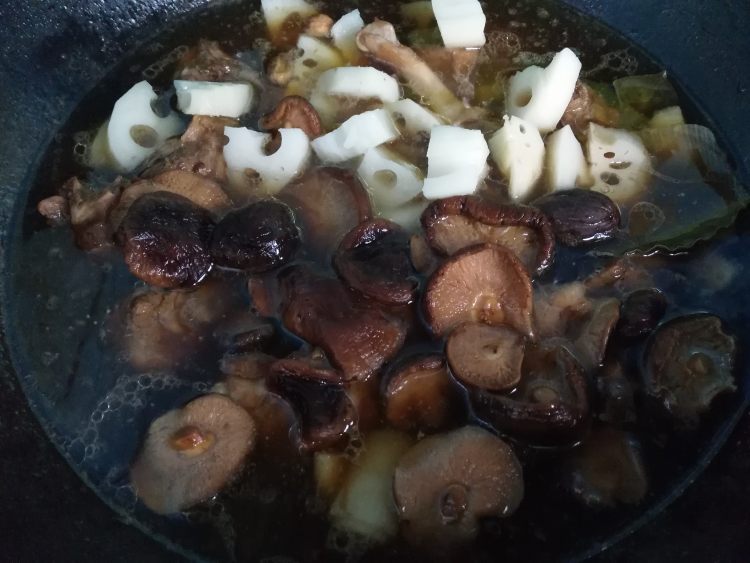 鸭腿炖香菇藕丁步骤8