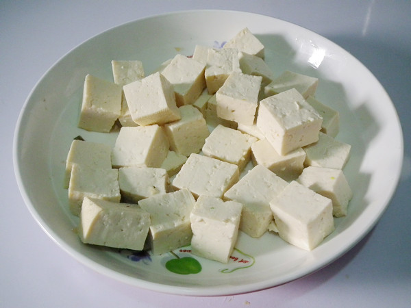 咸鱼鸡粒豆腐煲步骤3