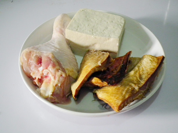咸鱼鸡粒豆腐煲步骤1