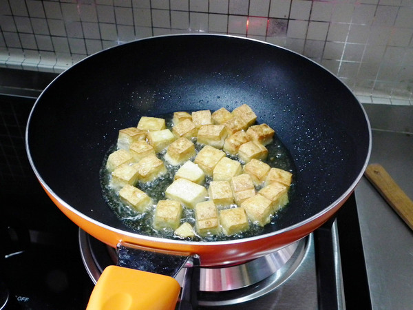 咸鱼鸡粒豆腐煲步骤7