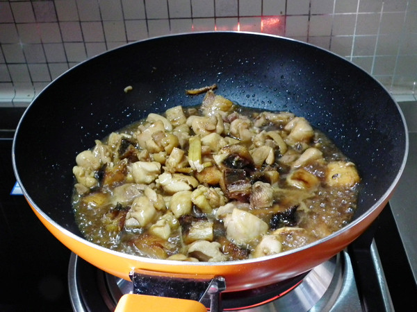 咸鱼鸡粒豆腐煲步骤11