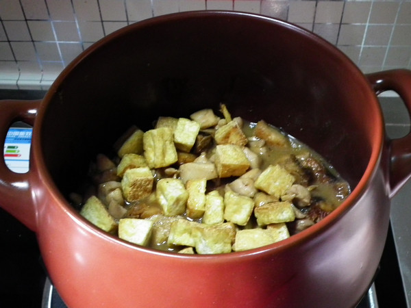 咸鱼鸡粒豆腐煲步骤14