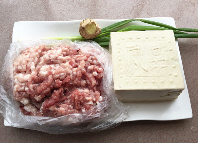 香炸豆腐肉丸子步骤1