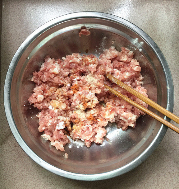 香炸豆腐肉丸子步骤2