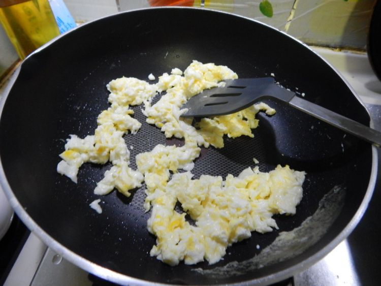 蒜苗炒鸡蛋清步骤4