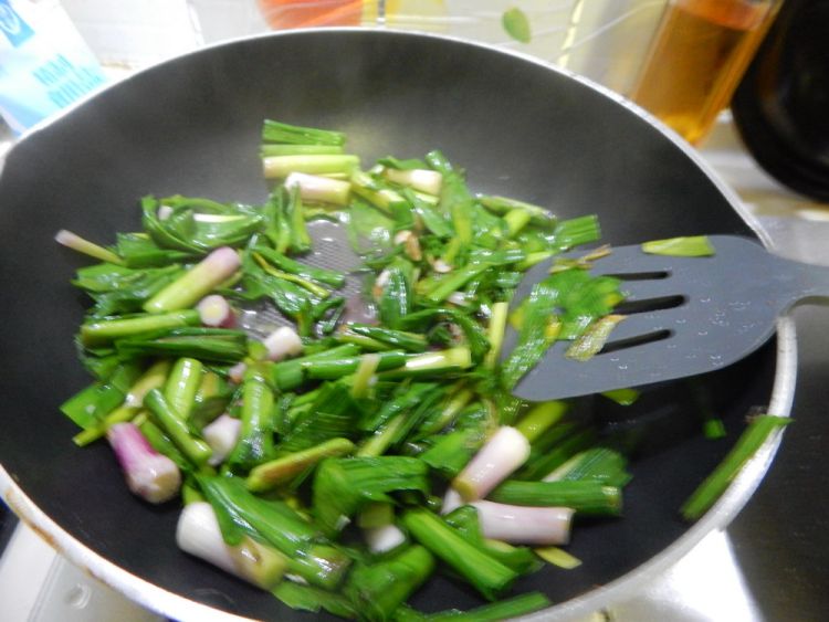 蒜苗炒鸡蛋清步骤7