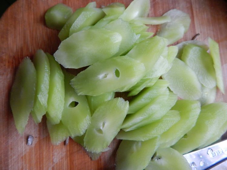 莴笋炒双菇步骤4