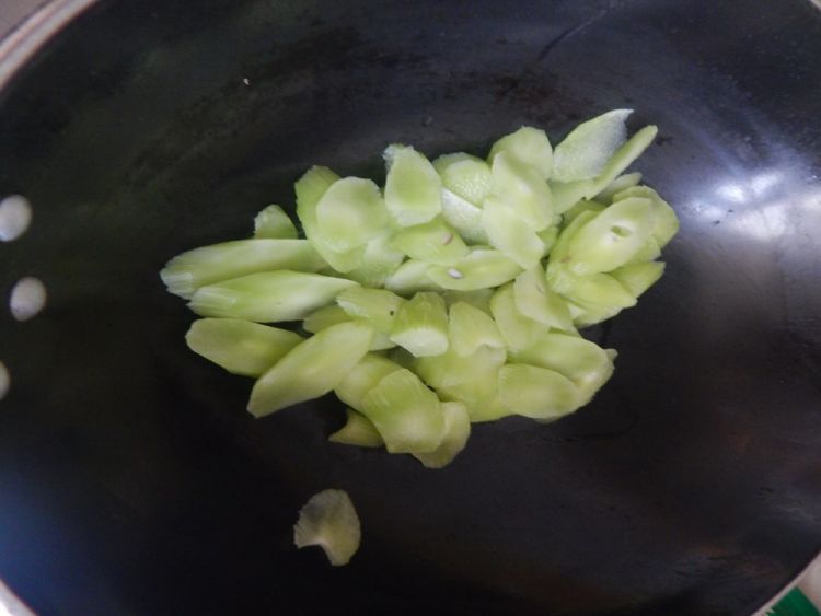 莴笋炒双菇步骤5