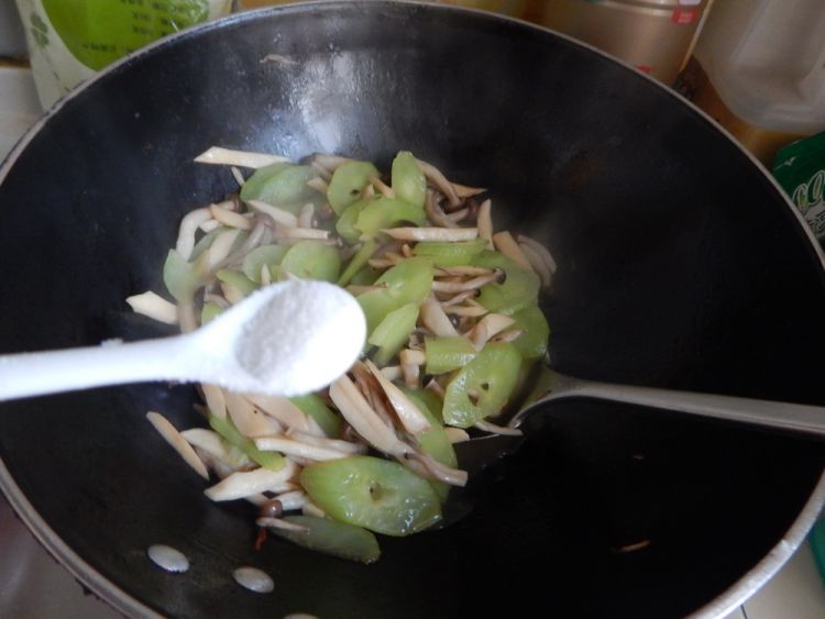 莴笋炒双菇步骤9