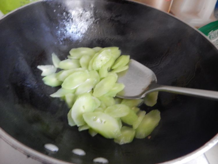 莴笋炒双菇步骤6