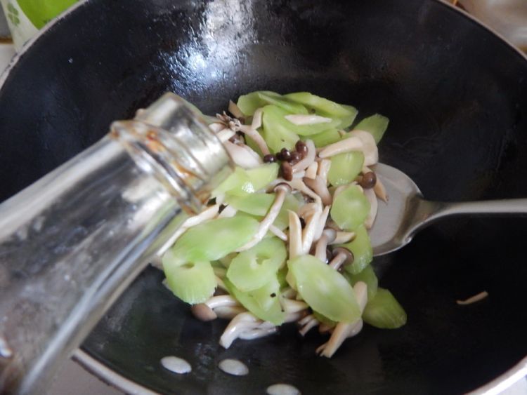 莴笋炒双菇步骤8