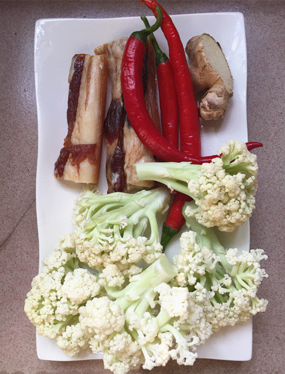腊肉炒有机花菜步骤1